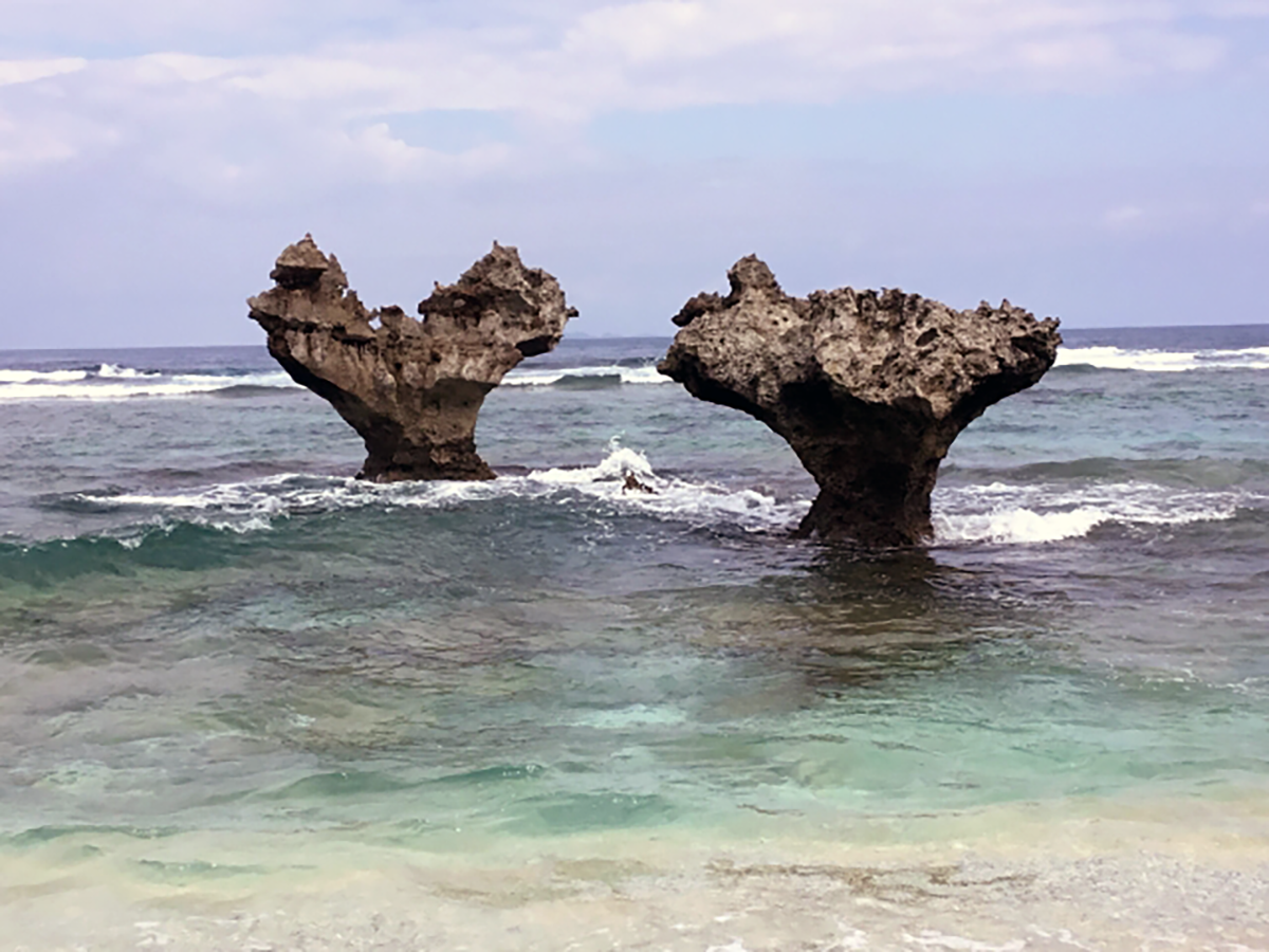 エメラルドグリーンの海にかかる古宇利大橋と古宇利島の絶景