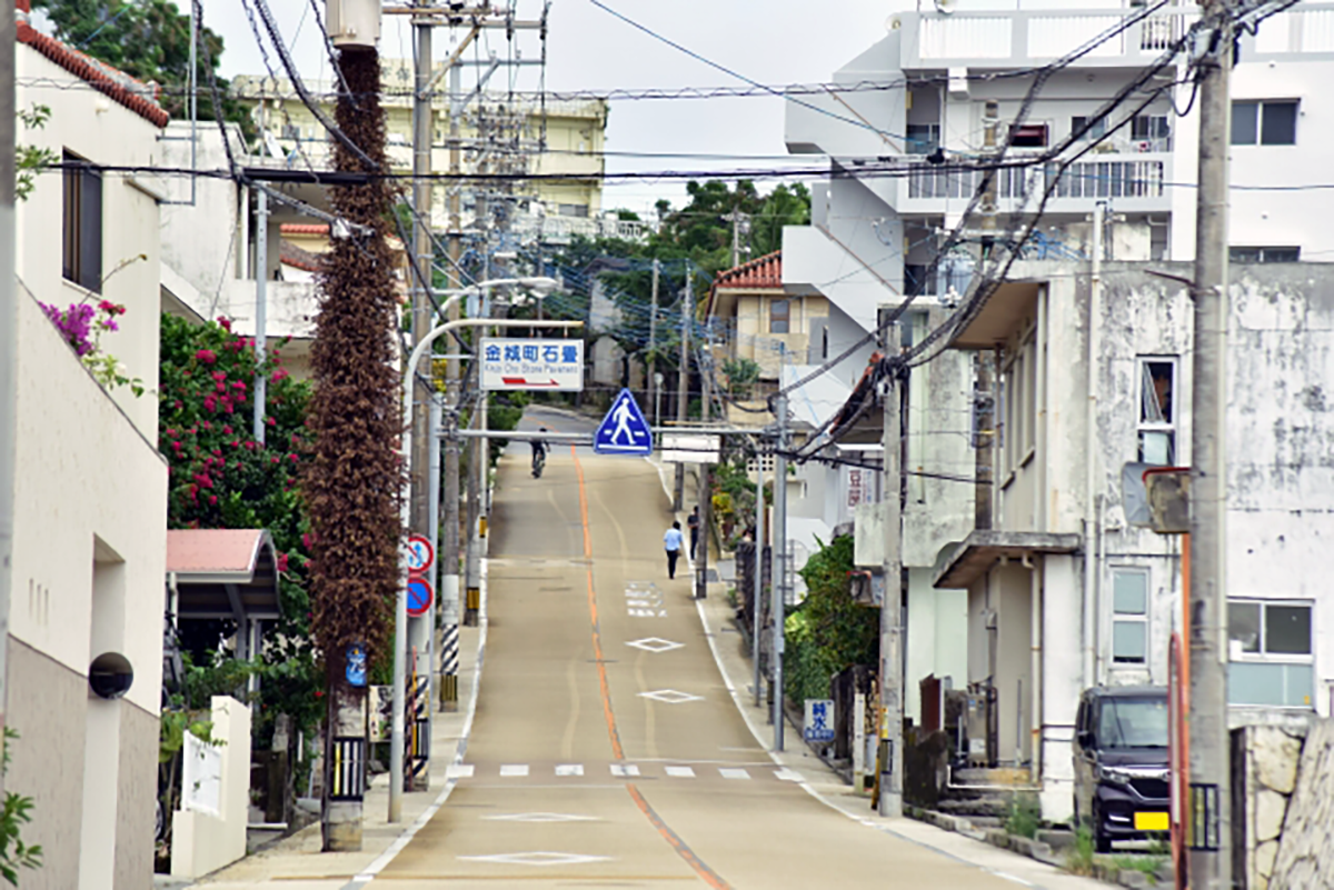 金城町石畳道へと続く、落ち着いた雰囲気の金城町大通り