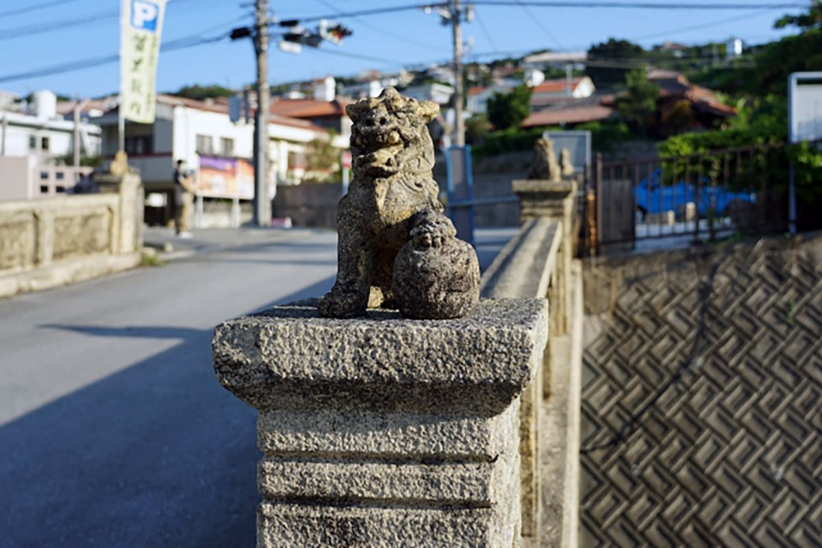 金城町石畳道の終点にある金城橋と周辺の風景